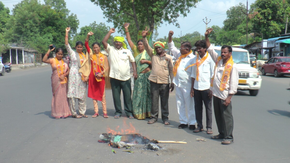 TDP : ఖని లో దిష్టిబొమ్మ దహనం చేసిన టిడిపి శ్రేణులు