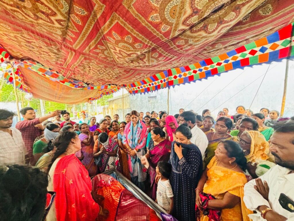 Corporator Peddalli Prakash's mother Peddalli Madnamma garlanded the body and visited their family