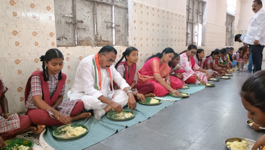 Mallu Ravi had breakfast with the students