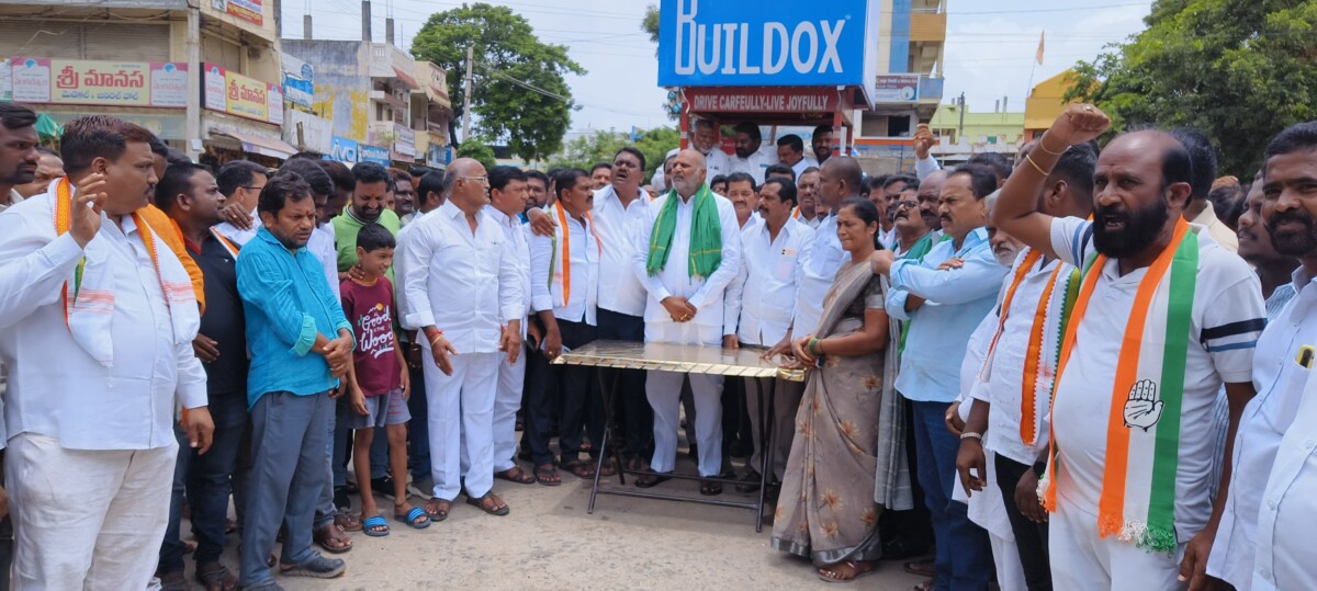 MLA Vijayaramana Rao : రైతు రుణమాఫీతో సంబరాలు రైతులకు స్వీట్లు తినిపించిన ఎమ్మెల్యే విజయరమణ రావు