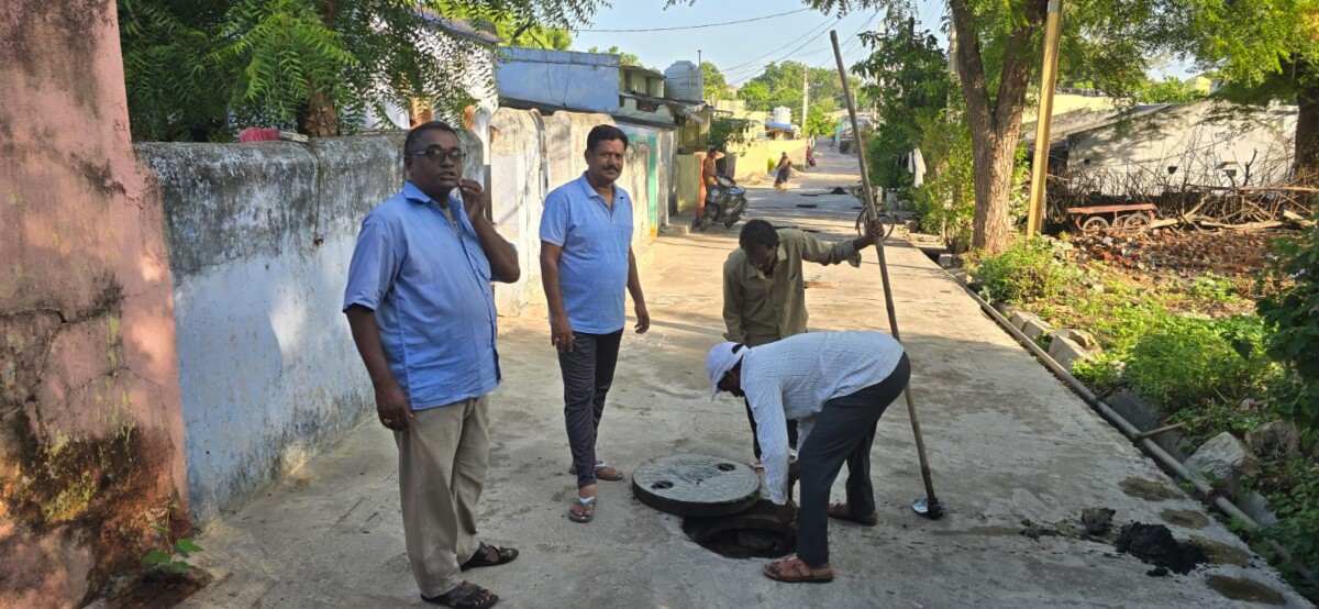 soil removal in underground drainage : 45డివిజన్ నిరంతర ప్రక్రియలో భాగంగా అండర్ గ్రౌండ్ డ్రైనేజీ లో మట్టి తొలగింపు