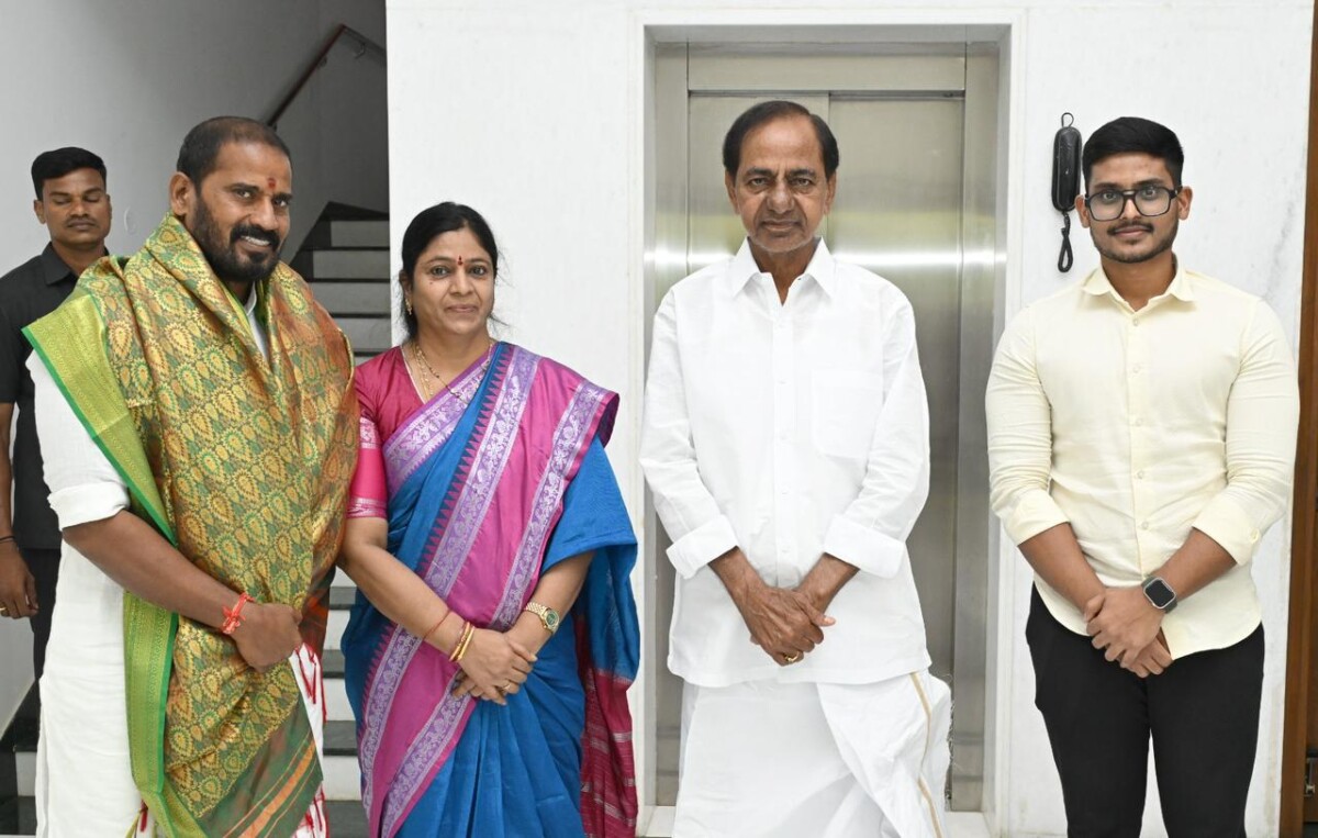 Former CM KCR : బీఆర్ఎస్ నాయకులు కౌశిక్ హరి నీ సన్మానించిన మాజీ సీఎం కేసీఆర్