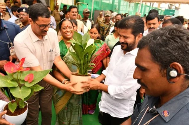 మెగా టెక్స్‌టైల్‌ పార్కులో మొక్కలు నాటిన సీఎం రేవంత్‌