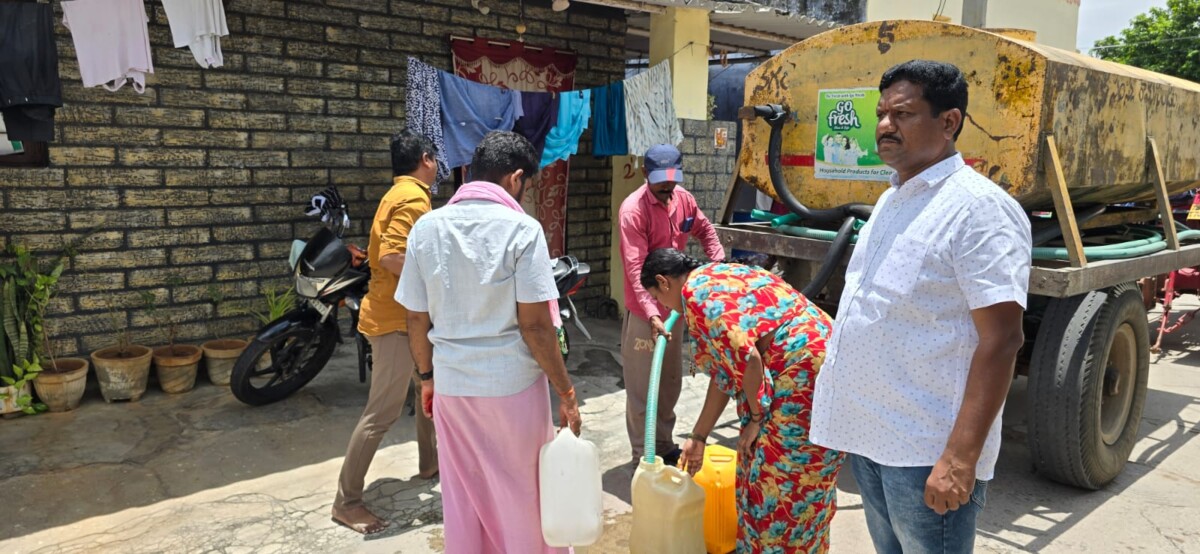 Kommu Venu : ద్వారకా నగర్ ప్రజల నీటి కష్టాలు తొలగించడం కోసం మంచినీటి సరఫరా చేసిన కార్పొరేటర్ కొమ్ము వేణు