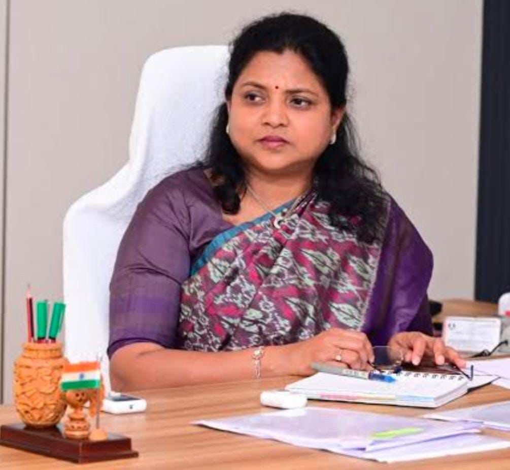 Collector of West Godavari : పశ్చిమగోదావరి జిల్లా కలెక్టర్ గా: IPS ఉమేశ్ చంద్ర భార్య