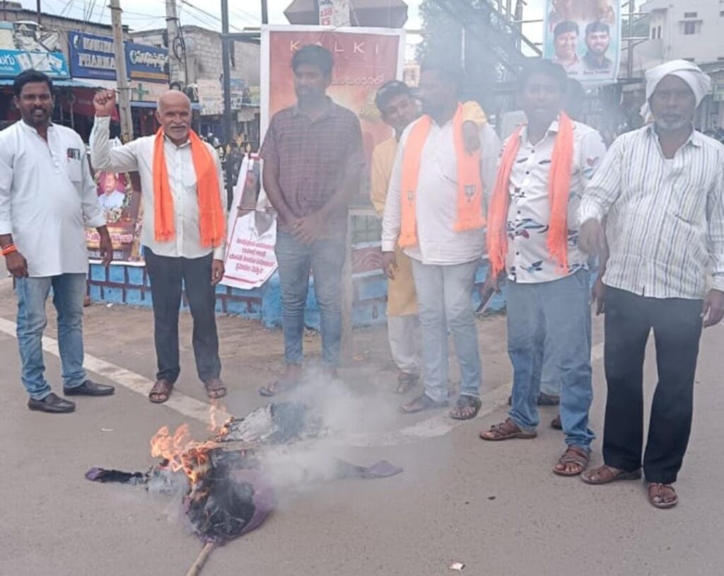 Effigy of Rahul Gandhi who made inappropriate comments on Hindus was burnt