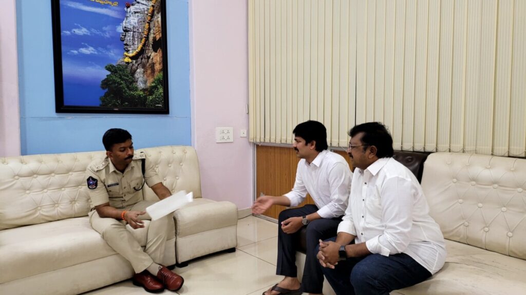 Tirupati MP Maddila Gurumurthy met Tirupati SP