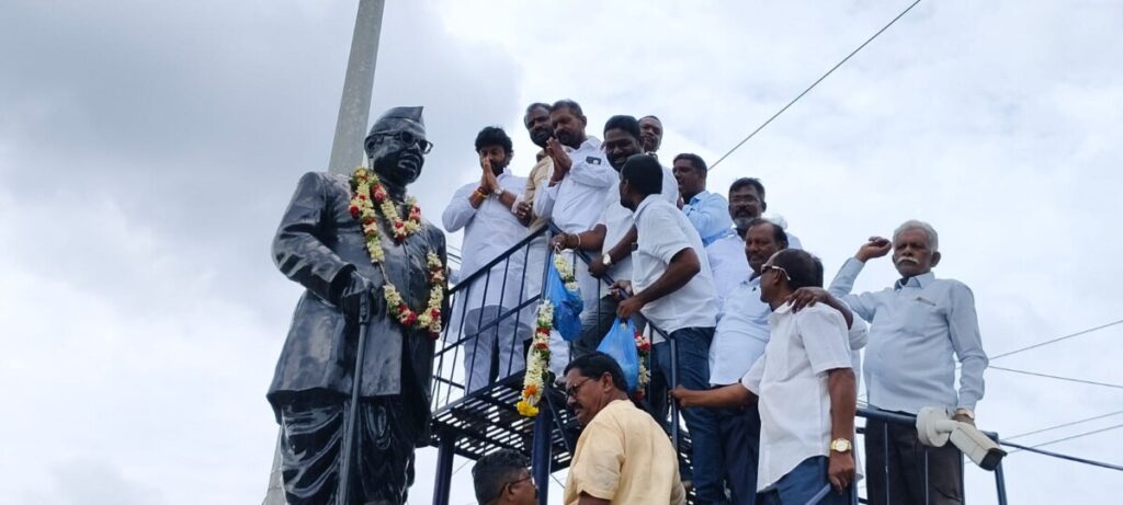 MLA Makkhan Singh Raj Tagore paying tribute to Babu Jagjivan Rao's statue by garlanding it on his death anniversary