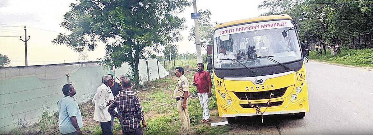 Alcohol : స్కూల్ బస్సులో మద్యం తరలింపు.. పట్టుకుని కూడా వదిలేసిన ఎక్సెజ్ ఆఫీసర్లు