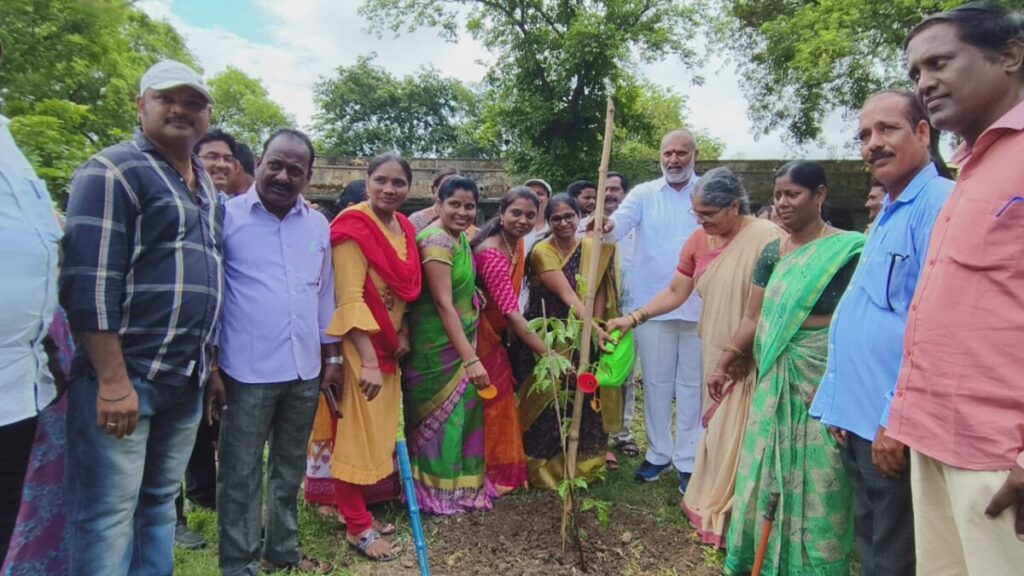 MLA Chinthakunta Vijayaramana Rao visited wards 24 & 25 in Peddapalli town