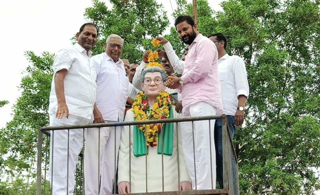 Janardhana Reddy's 86th birth anniversary to his statue in Gandhinagar