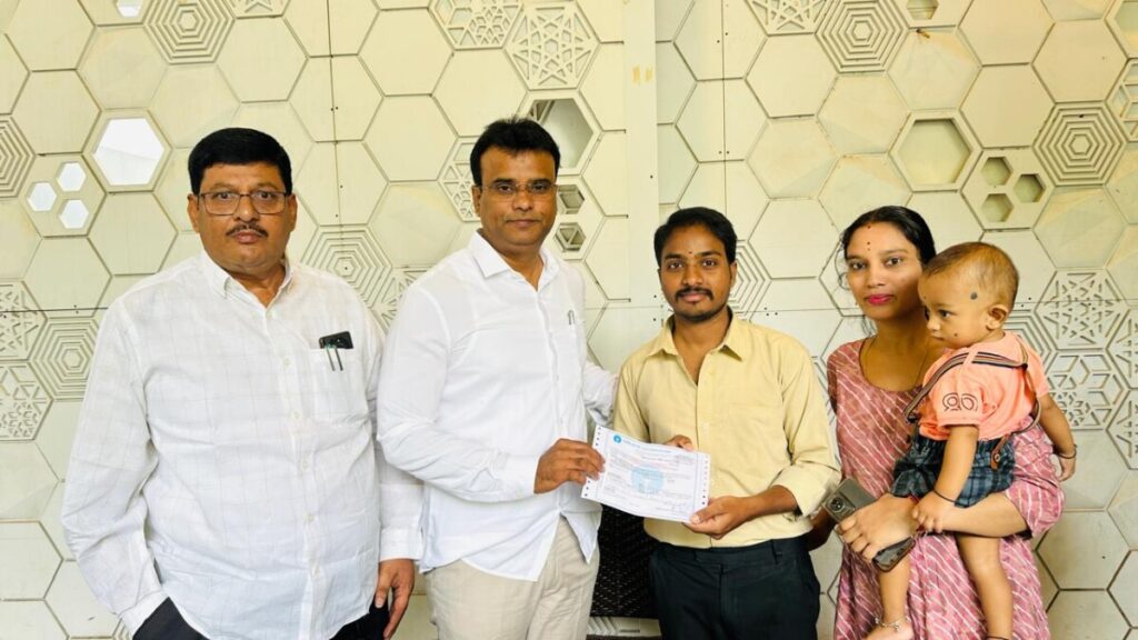 2.50 lakh cash incentive cheque for inter-caste married couple