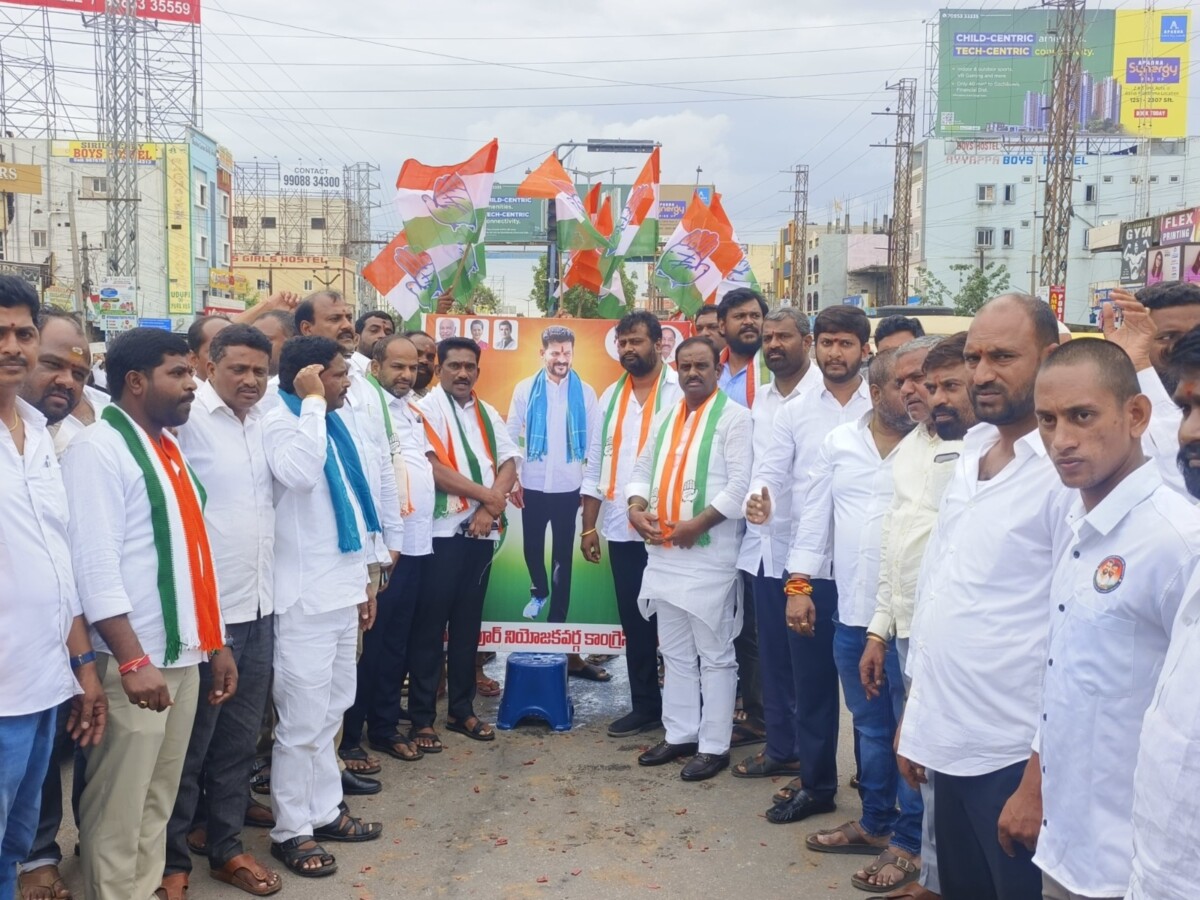 Kolan Hanmanth Reddy : ఏఐసీసీ అగ్రనేత చిత్రపటానికి పాలాభిషేకం చేసిన కొలన్ హన్మంత్ రెడ్డి