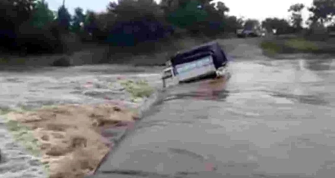 vehicle washed away : అలుగు వాగులో కొట్టుకుపోయిన బొలెరో ట్రాలీ వాహనం!