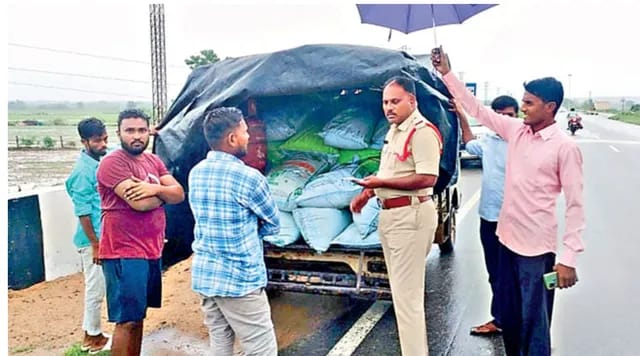 అక్రమంగా తరలిస్తున్న ఎరువులు స్వాధీనం