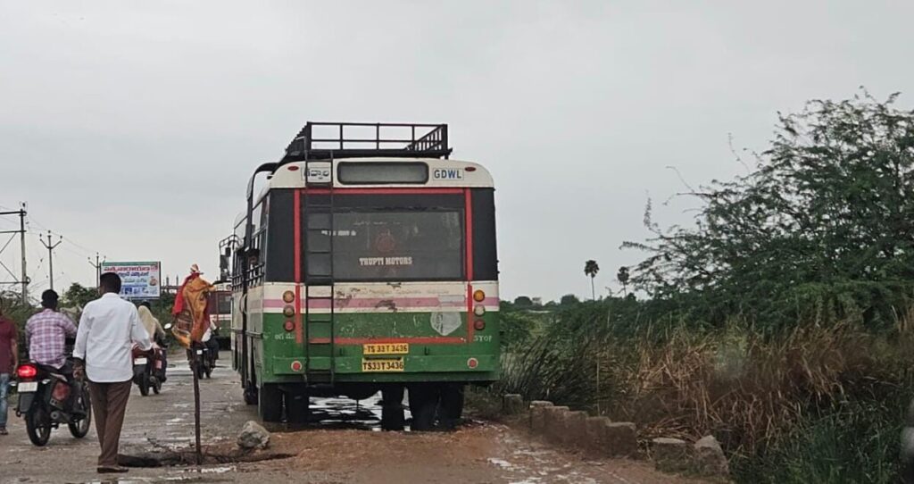 Serious problems for big vehicles near Aiza Peddagu bridge