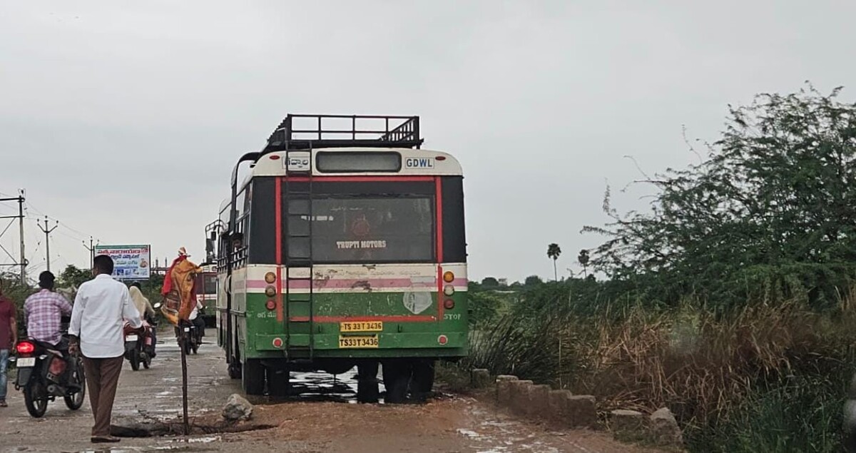 ఐజ పెద్దవాగు బ్రిడ్జి దగ్గర పెద్ద వాహనాలకు తీవ్ర ఇబ్బందులు