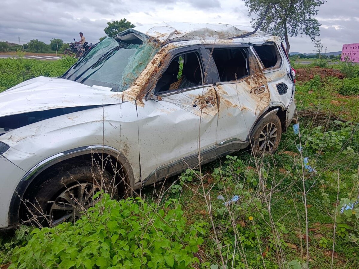 Road Accident : రోడ్డు ప్రమాదంలో వైద్య అధికారికి తీవ్ర గాయాలు