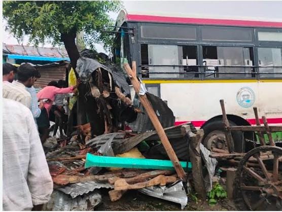 RTC : పశువుల పాకలోకి దూసుకెళ్లిన ఆర్టీసీ బస్సు