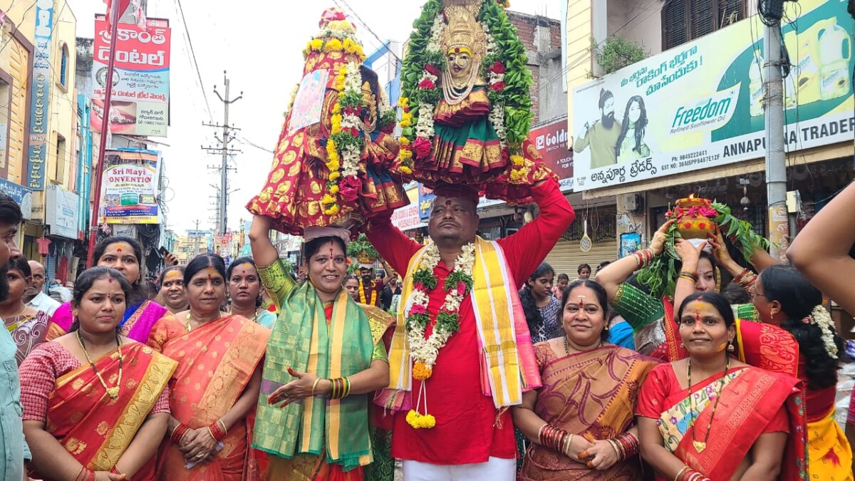 bonalu : 42 డివిజన్ భవాని సీను దేవుడు శీను లక్ష్మి ఆధ్వర్యంలో ఆషాడమాసం అమ్మవారి బోనాలు