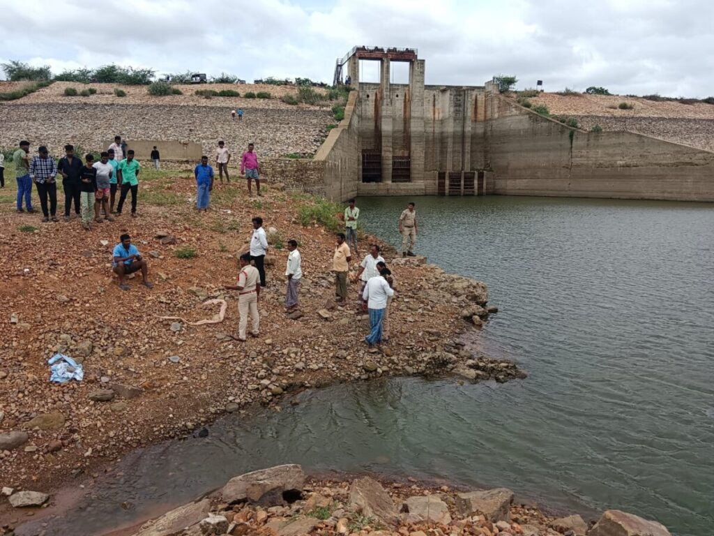 Three youths from Proddutur were caught in the Telugu Ganga Reservoir-1 in Challabasayapalle.           
 Three killed in Duvvur mandal