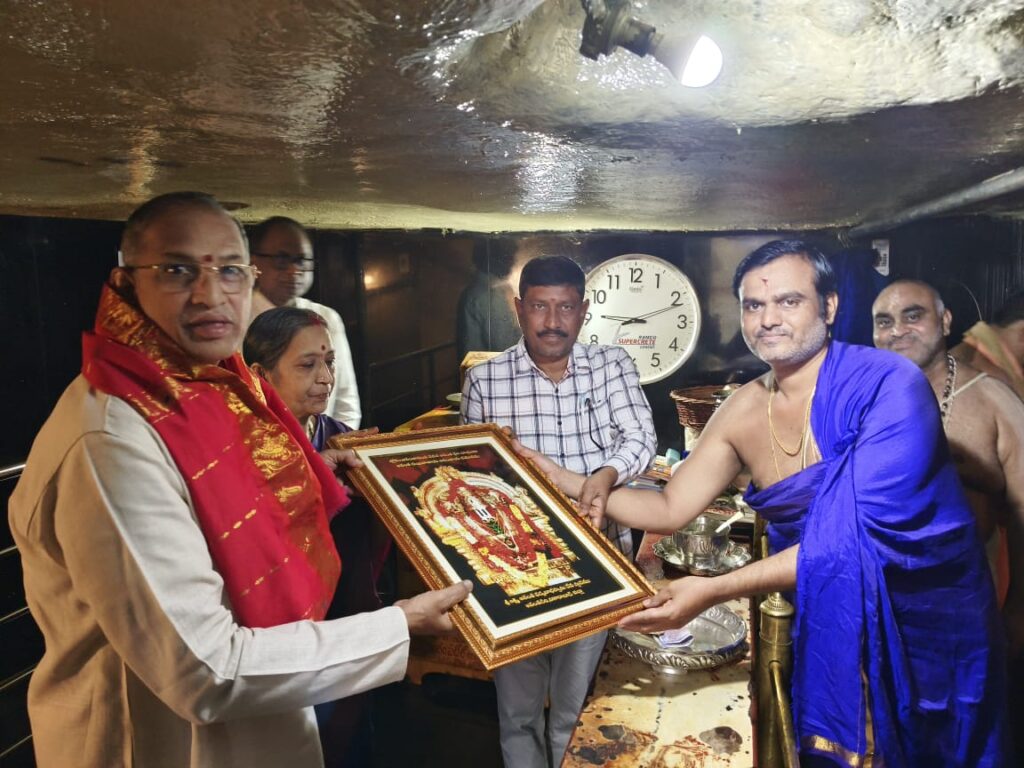 Brahmashri Chaganti Koteswara Rao visited Sri Ananta Padmanabha Swamy at Anantagiri