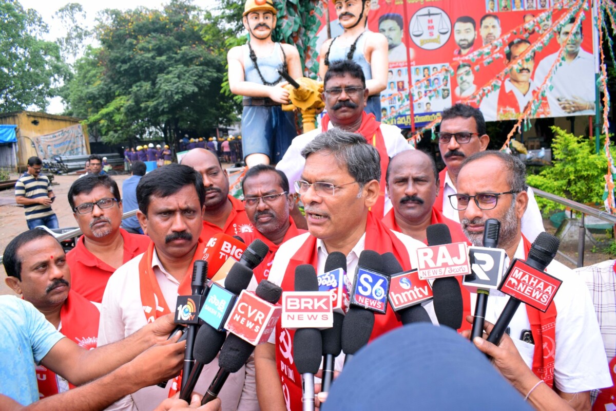 బొగ్గు బ్లాకులు సింగరేణికే ఇవ్వాలని డిమాండ్ చేస్తూ రామగుండంలో కొనసాగుతున్న సిపిఎం బస్సు యాత్ర