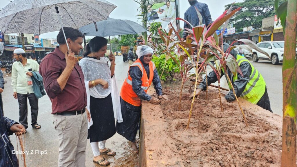 Chigullapally Manjula Ramesh, Municipal Chairperson of Vikarabad supervised the plantation program