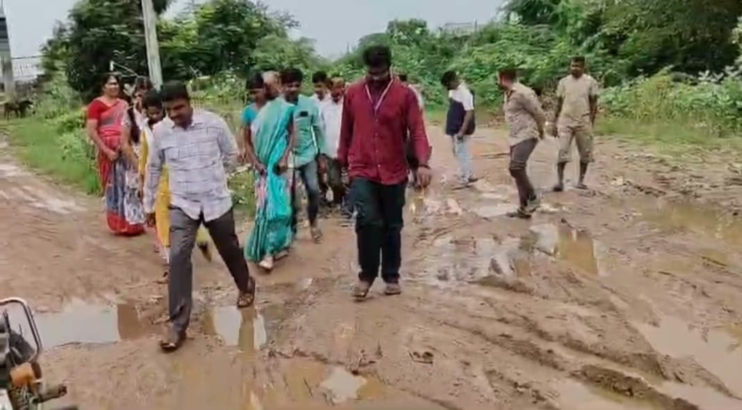 Muddy Roads : బురదమయమైన రాజ్యలక్ష్మి కాలనీ రోడ్లను పరిశీలించిన మున్సిపల్ కమిషనర్