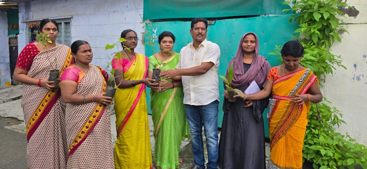 Plant Distribution : 45వ డివిజన్ గడపగడపకు మొక్కల పంపిణీ కార్యక్రమం చేపట్టిన డివిజన్ కార్పొరేటర్ కొమ్ము వేణు