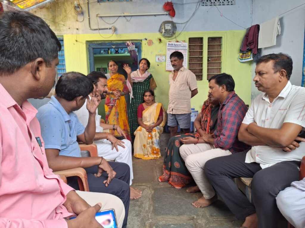 Former MLA Korukanti Chander visited the families of the deceased