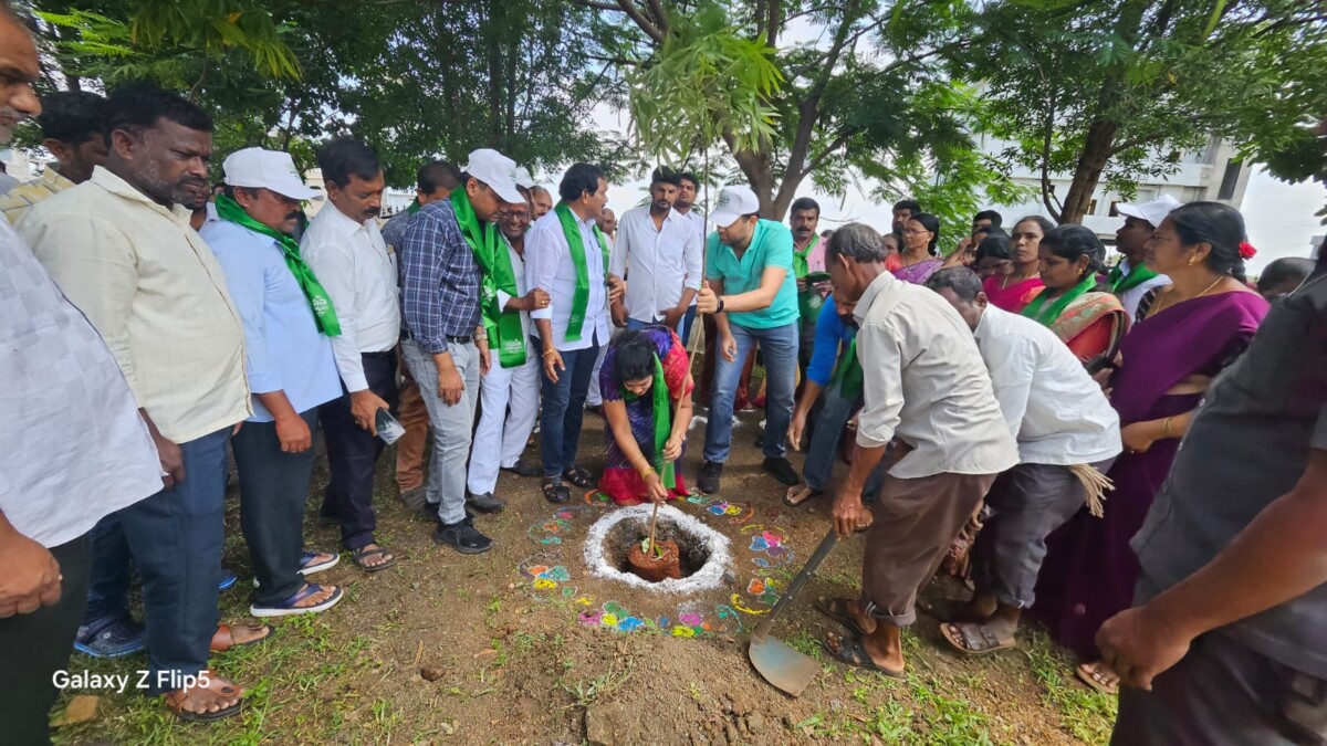 Prateek Jain : నాటిన ప్రతి మొక్కను సంరక్షించాలి : జిల్లా కలెక్టర్ ప్రతీక్ జైన్