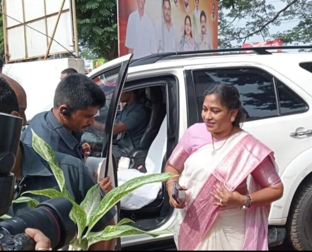 Home Minister Anita : ఏపీ హోంమంత్రి అనితకు తప్పిన ప్రమాదం