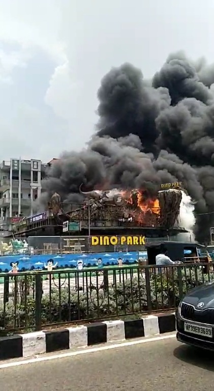 Fire in Dino Park : విశాఖ డైనో పార్క్ లో ఆకస్మికంగా మంటలు చెలరేగాయి