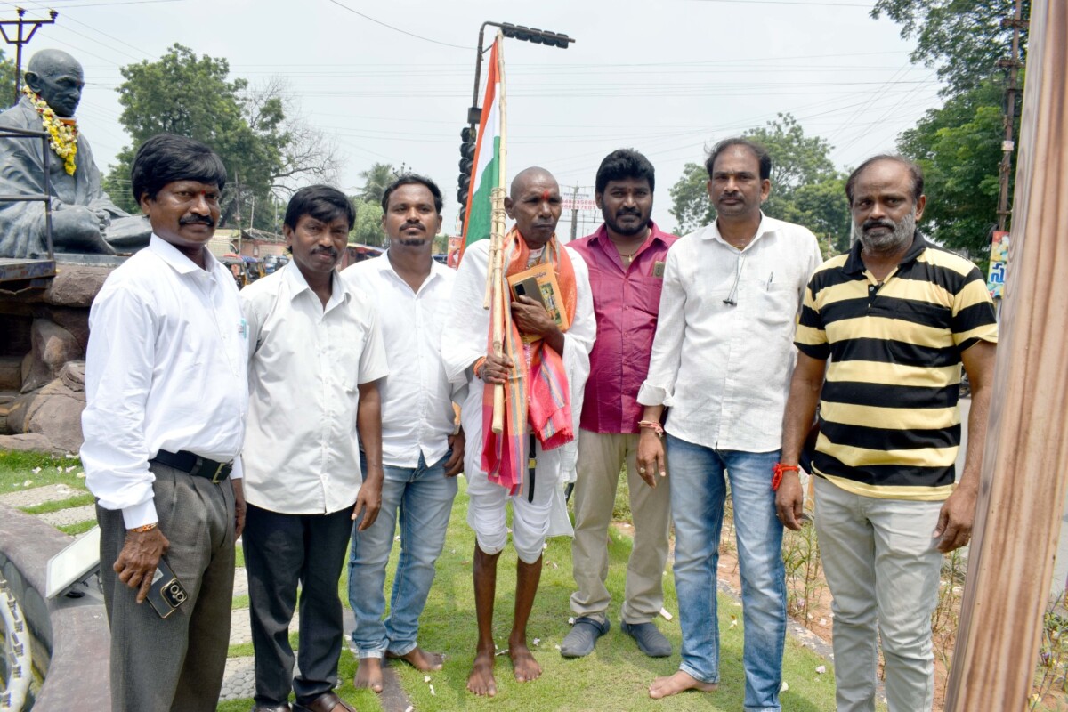 గ్రామాల్లో మౌలిక వసతులు కల్పించాలని పెందోర్ ధర్మ్ మహా పాదయాత్ర