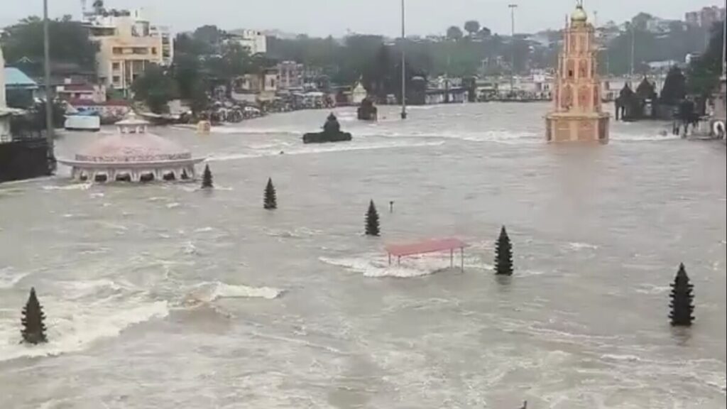 Flooded Godavari in Maharashtra.. Sunken temples