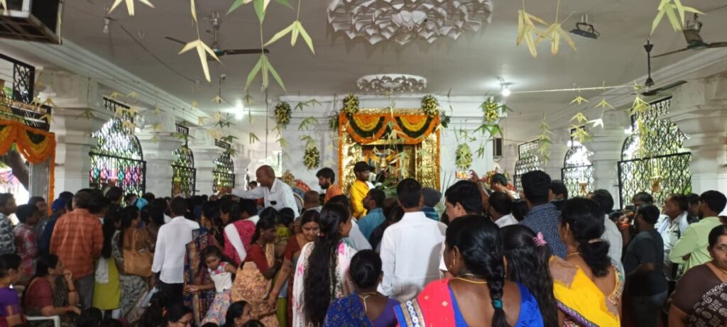 Devotees flocked in large numbers to receive the Prasad of Swami