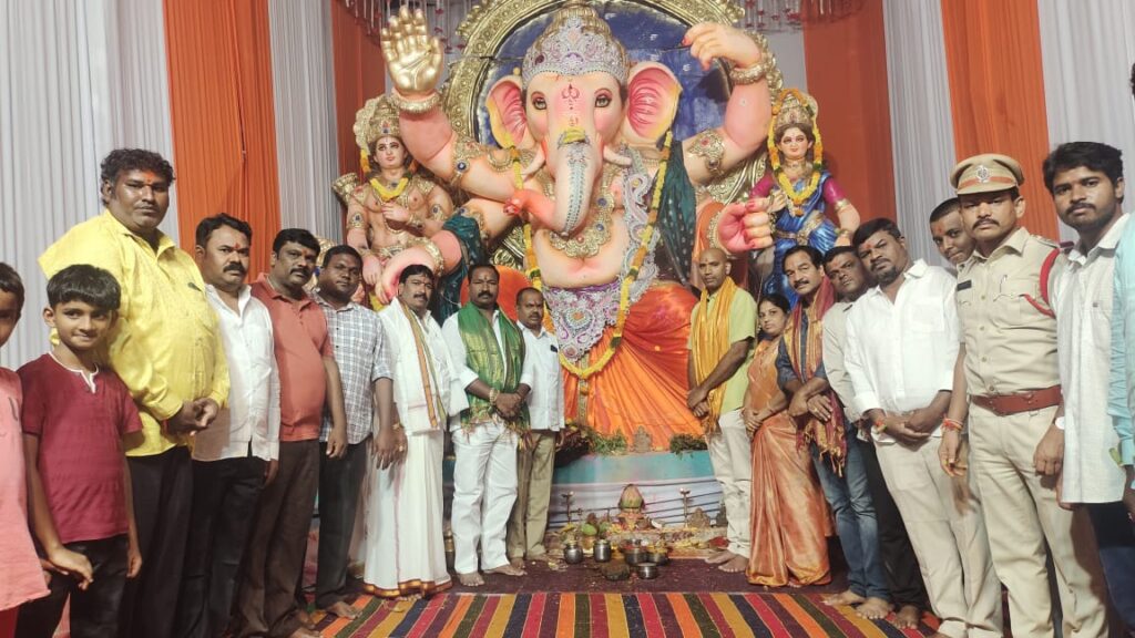 SP Narayana Reddy who participated in the puja of Indranagar Ganesh idol in Vikarabad town