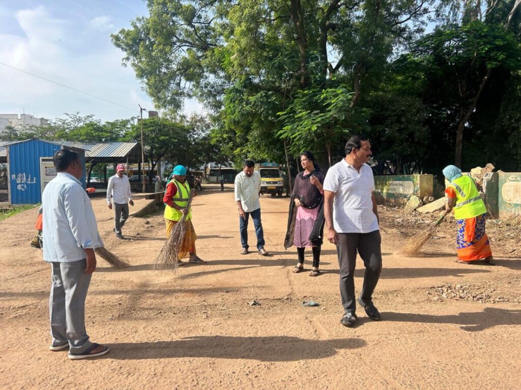 Chigullapally Manjula Ramesh, Municipal Chairperson of Vikarabad supervised the sanitation work in New Ganj