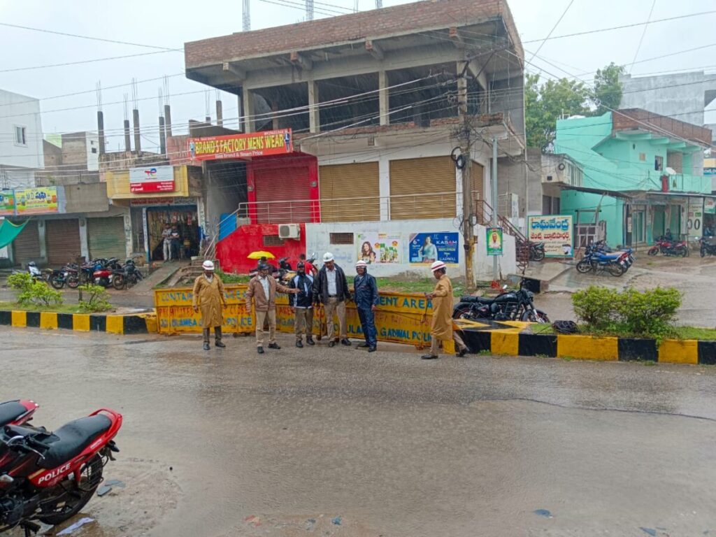 Gadwala traffic police working on traffic rules even in rain