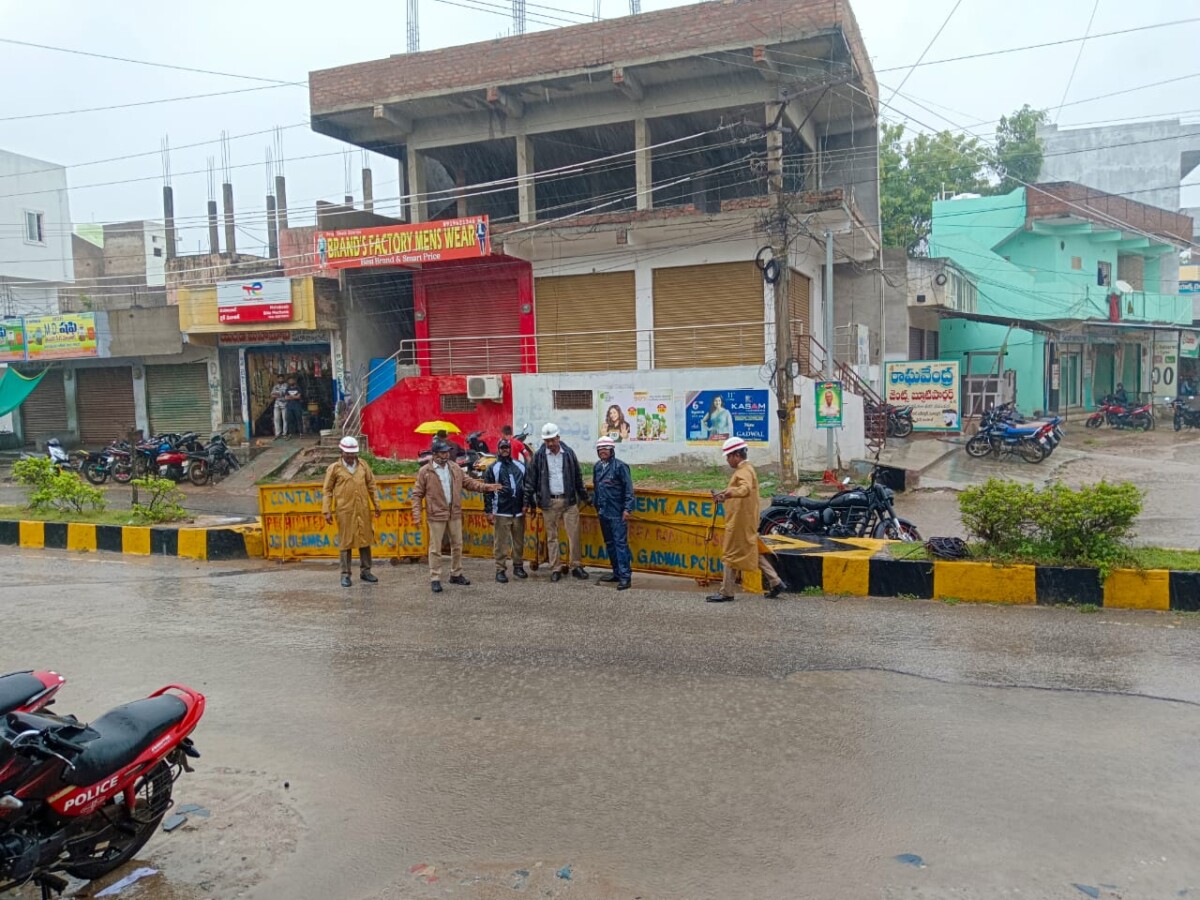 Traffic Police : వర్షంలో కూడా ట్రాఫిక్ నిబంధనలపై పనులు చేస్తున్న గద్వాల ట్రాఫిక్ పోలీసులు