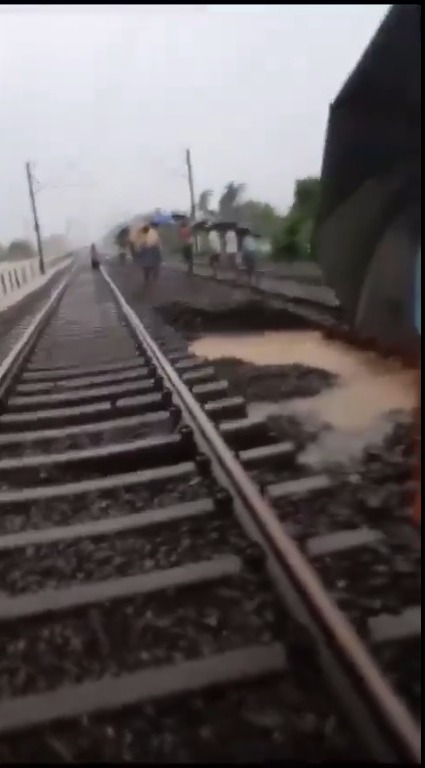 Railway Track : భారీ వర్షాలు.. కొట్టుకపోయిన రైల్వే ట్రాక్