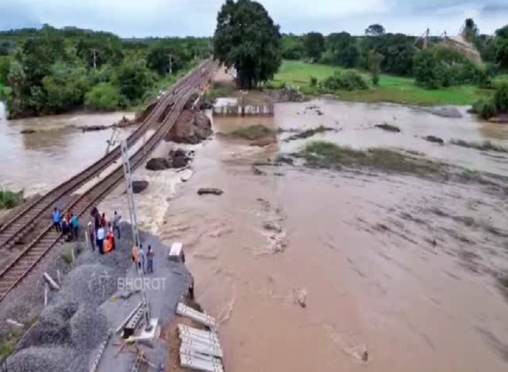 Trains Canceled : రైలు సర్వీసులపై భారీ వర్షాల ఎఫెక్ట్.. ఇవాళ ఉదయం 96 రైళ్లు రద్దు