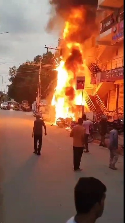 Transformer Explodes : కడపలో ట్రాన్స్ ఫార్మర్ పేలి 4 ద్విచక్ర వాహనాలు దగ్ధం