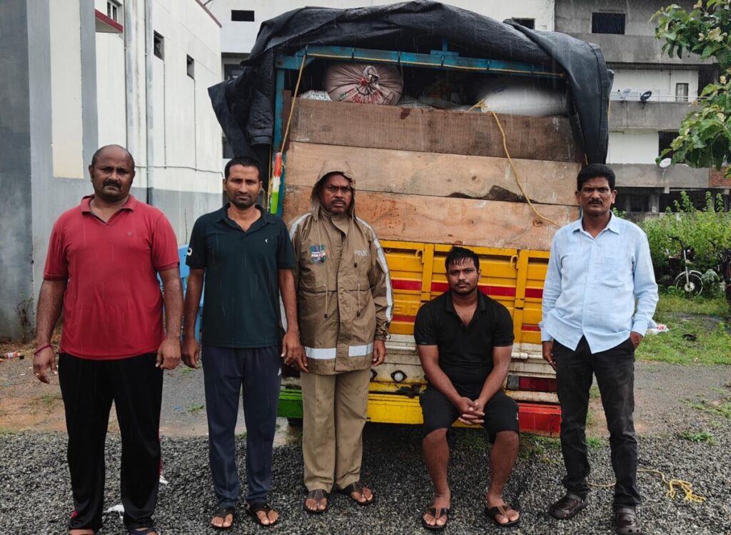 Task force police caught 45 quintals of PDS rice being smuggled to Maharashtra at midnight