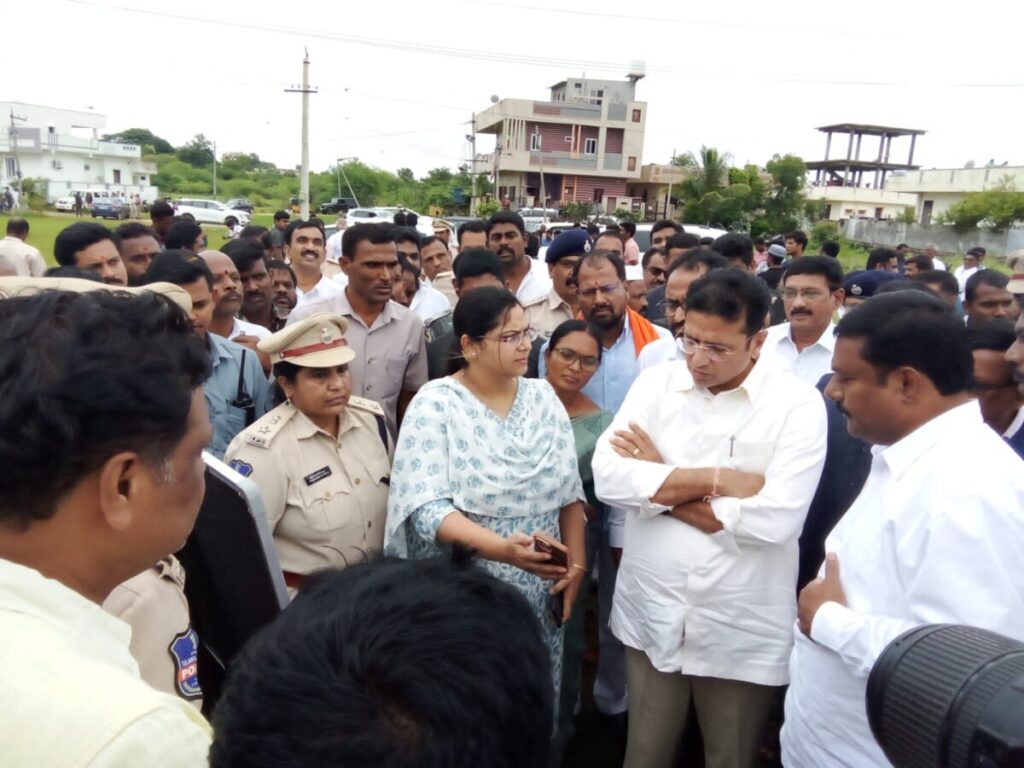 Minister Shridhar Babu Eleti Maheshwar in GNR Colony in the wake of heavy rains