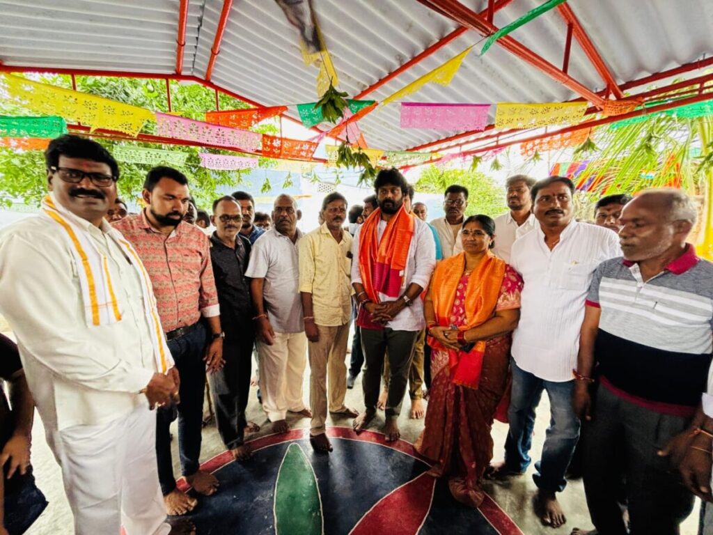 MLA Raj Thakur participated in the food donation program in 46 Division Ganapati Mandapam under the leadership of old wedding Ellaiah