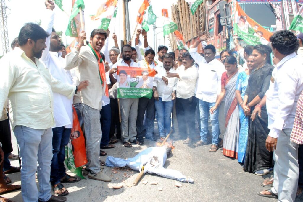 Burning effigy of Rastaroko and Central Govt on Rajiv Road by Godavarikhani Town Congress