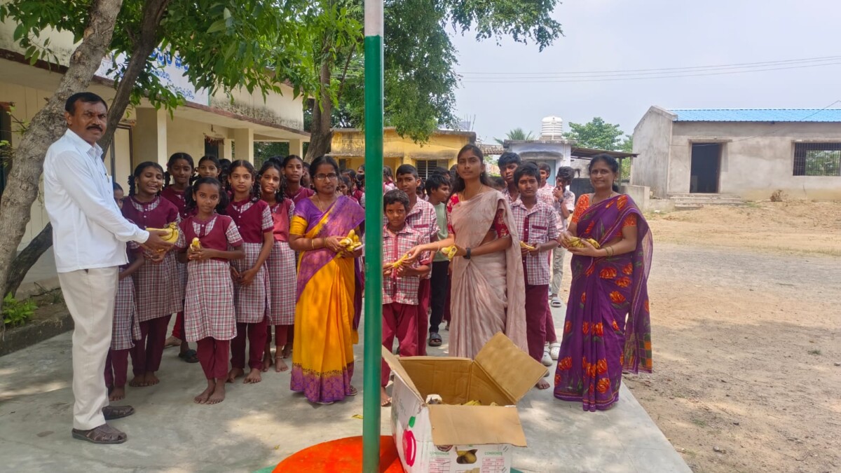 Distribute Fruits : రామగిరి సుందిళ్ల ముస్తాల గ్రామాల్లోని పాఠశాల విద్యార్థిని విద్యార్థులకు పండ్లు పంపిణీ కొనసాగిస్తామని ముస్త్యాల