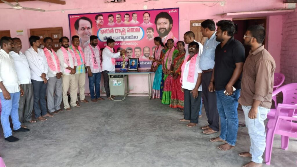 Konda Laxman Bapuji Jayanti was celebrated at BRS party office in Godavarikhani